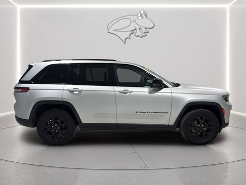 Used 2025 Jeep Grand Cherokee Altitude AWD/4WD image 6