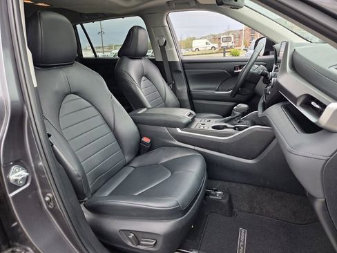 Used 2024 Toyota Highlander XLE image 14