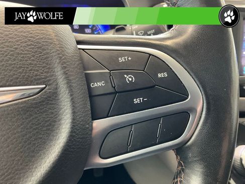 Used 2020 Chrysler Pacifica Touring FWD image 13