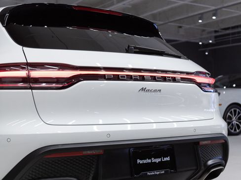 Certified 2026 Porsche Macan AWD/4WD image 31