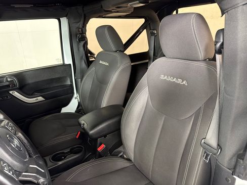 Used 2017 Jeep Wrangler Sahara w/ Dual Top Group AWD/4WD image 13