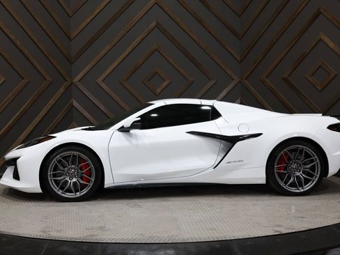 Used 2025 Chevrolet Corvette Z06 image 3