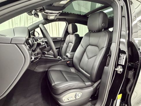 Certified 2026 Porsche Macan AWD/4WD image 30