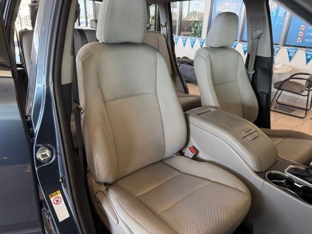 Used 2017 Toyota Highlander LE w/ Carpet Mat Package FWD image 3