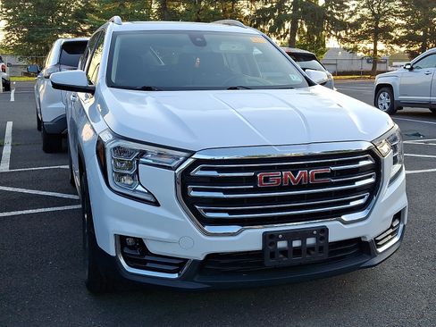 Used 2022 GMC Terrain SLT w/ Infotainment Package II AWD/4WD image 4