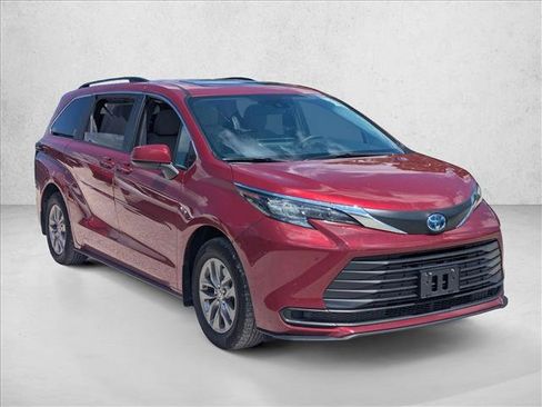 Used 2025 Toyota Sienna LE w/ LE Plus Package AWD/4WD image 3