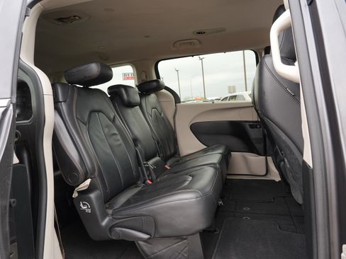 Used 2017 Chrysler Pacifica Touring-L FWD image 12