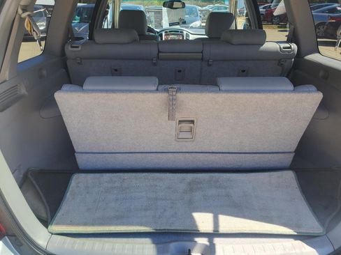 Used 2004 Toyota Highlander V6 2WD with 3rd-Row Seat image 12
