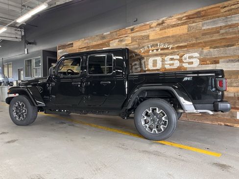 New 2026 Jeep Gladiator Sahara image 21