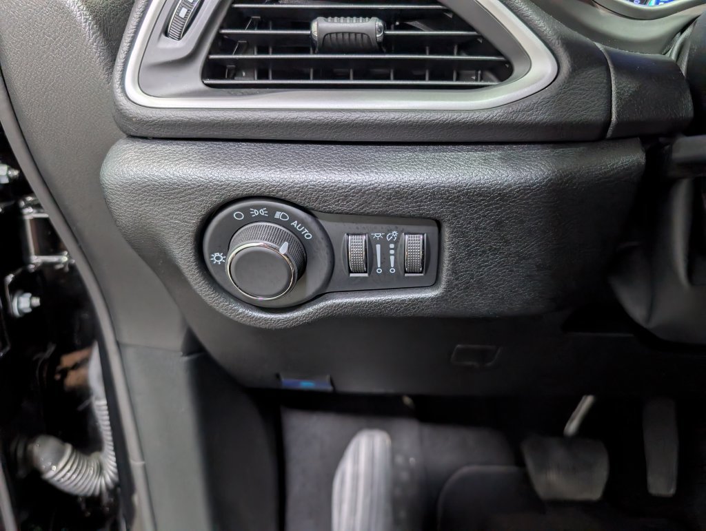Used 2027 Chrysler Pacifica Select w/ Family Tech Group FWD image 20