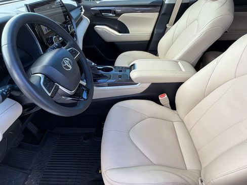 Certified 2025 Toyota Highlander Limited FWD image 5