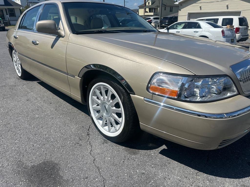 Used 2006 Lincoln Town Car Signature RWD image 7