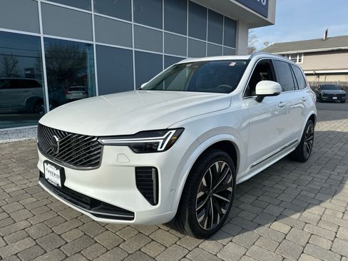 Used 2025 Volvo XC90 B6 Plus image 3