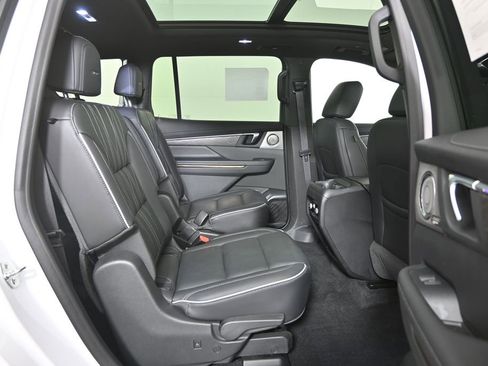 Used 2025 Buick Enclave Avenir image 16