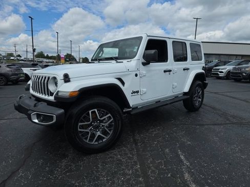 Used 2025 Jeep Wrangler Unlimited Sahara w/ Safety Group AWD/4WD image 2