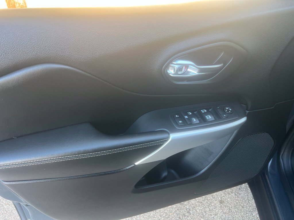 Used 2018 Jeep Cherokee Latitude Plus w/ Comfort/Convenience Group AWD/4WD image 7