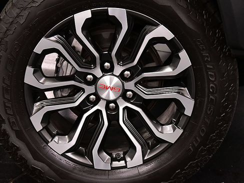 Used 2024 GMC Canyon Denali AWD/4WD image 9