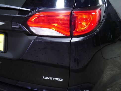 Used 2018 Chrysler Pacifica Limited FWD image 17