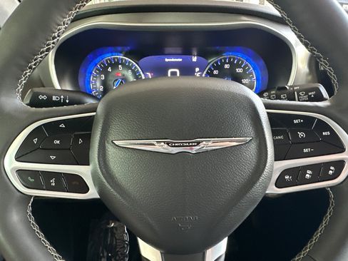 Used 2025 Chrysler Pacifica Select FWD image 24