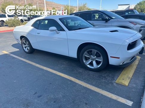Used 2019 Dodge Challenger SXT image 1