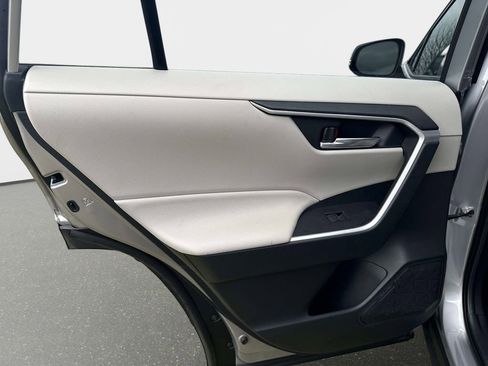 Used 2022 Toyota RAV4 XLE Premium image 11