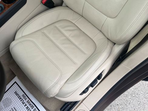 Used 2013 Volkswagen Touareg TDI AWD/4WD image 30