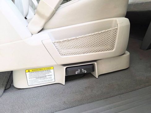 Used 2008 Chrysler Town & Country Limited w/ Entertainment Group #3 FWD image 15