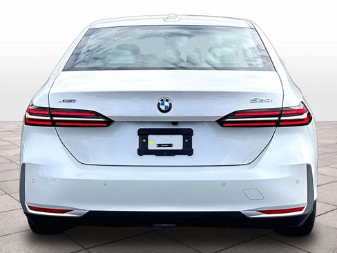 Used 2024 BMW 530i xDrive w/ Premium Package AWD/4WD image 8