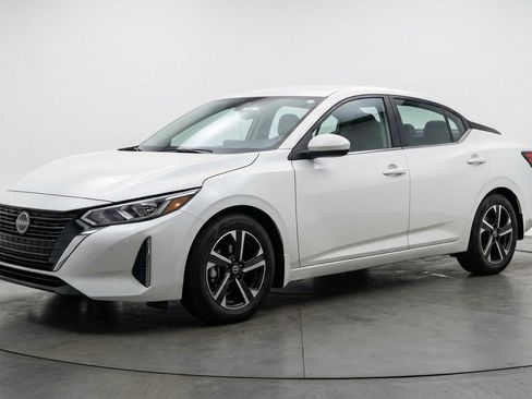 Used 2025 Nissan Sentra SV image 3
