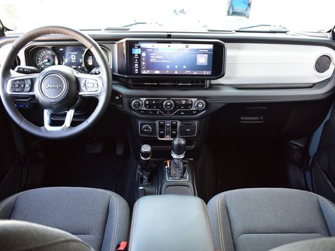 Used 2025 Jeep Wrangler Unlimited Sahara AWD/4WD image 33
