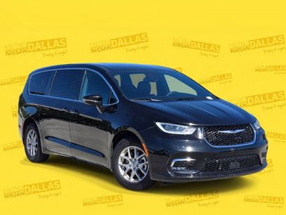 Used 2025 Chrysler Pacifica Select