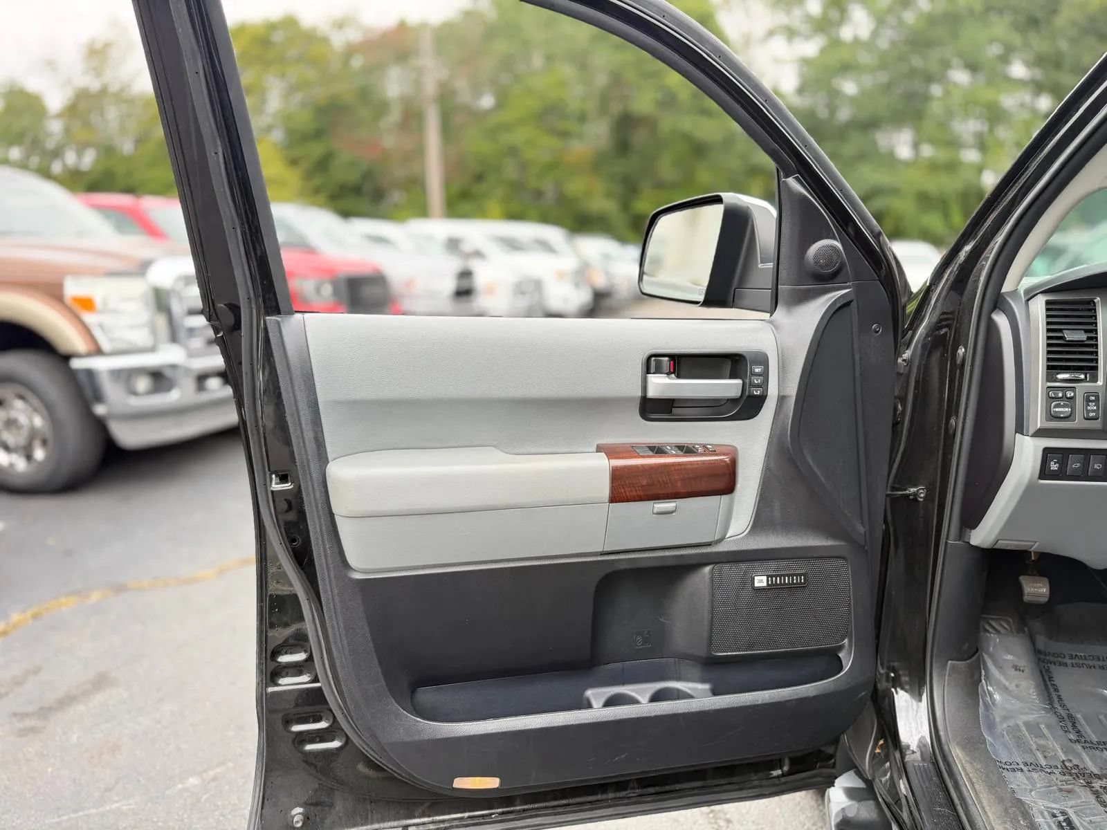 Used 2017 Toyota Sequoia Platinum AWD/4WD image 11