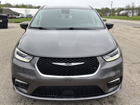 Used 2023 Chrysler Pacifica Touring-L FWD image 12