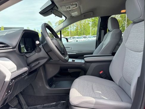 Used 2025 Toyota Sienna LE image 9