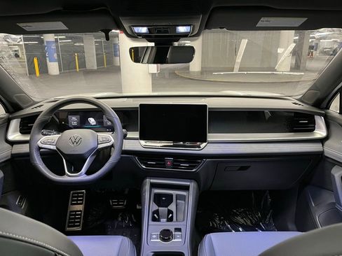 New 2026 Volkswagen Tiguan SE R-Line FWD image 7