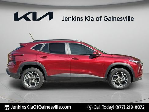 Used 2024 Chevrolet Trax LT w/ Driver Confidence Package FWD image 2