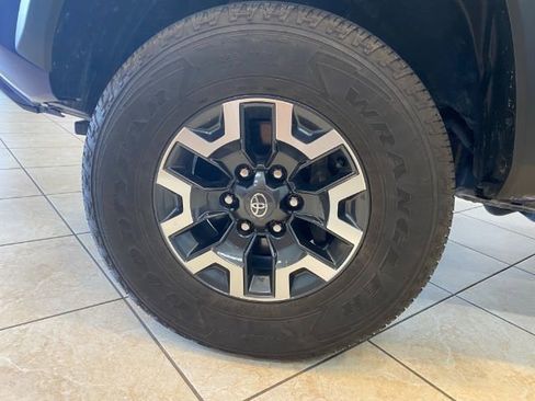Used 2022 Toyota Tacoma TRD Off-Road image 22