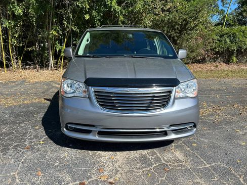 Used 2016 Chrysler Town & Country Touring image 4