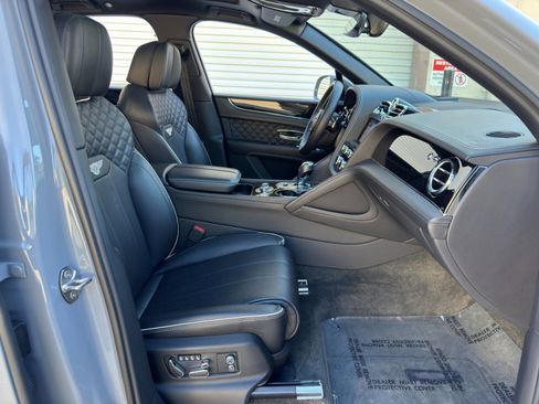 Used 2022 Bentley Bentayga AWD/4WD image 16