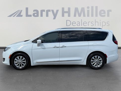 Used 2018 Chrysler Pacifica Touring-L Plus w/ Advanced Safetytec Group FWD image 2