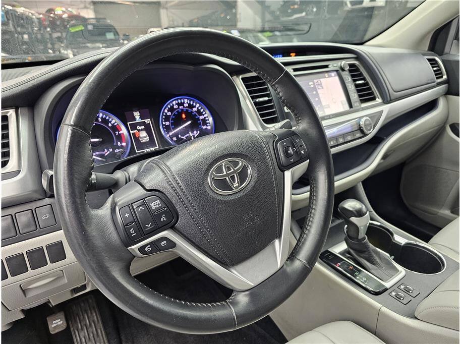 Used 2014 Toyota Highlander XLE AWD/4WD image 10