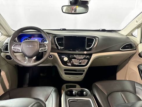 Used 2024 Chrysler Pacifica Touring-L image 12