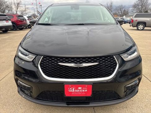 Used 2024 Chrysler Pacifica Touring-L image 8