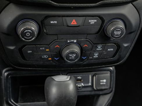 Used 2018 Jeep Renegade Latitude FWD image 27