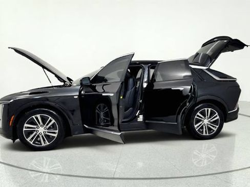Used 2024 Cadillac Lyriq Luxury AWD/4WD image 14