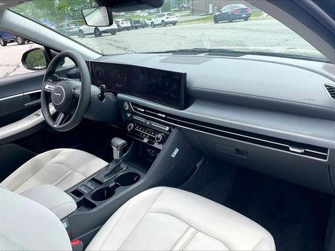 Used 2025 Hyundai Sonata SE FWD image 14
