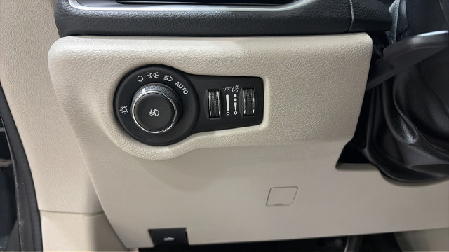 Used 2017 Chrysler Pacifica Limited w/ UConnect Theater Package FWD image 33