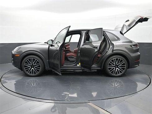 New 2025 Porsche Cayenne Turbo image 38