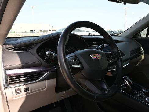 Used 2023 Cadillac XT4 Luxury w/ Cold Weather Package FWD image 16