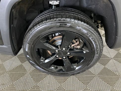 Used 2023 Jeep Grand Cherokee Limited w/ Black Appearance Package image 10